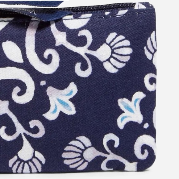Vera Bradley - Patterned Zip ID Case - NWT - Picture 3 of 5